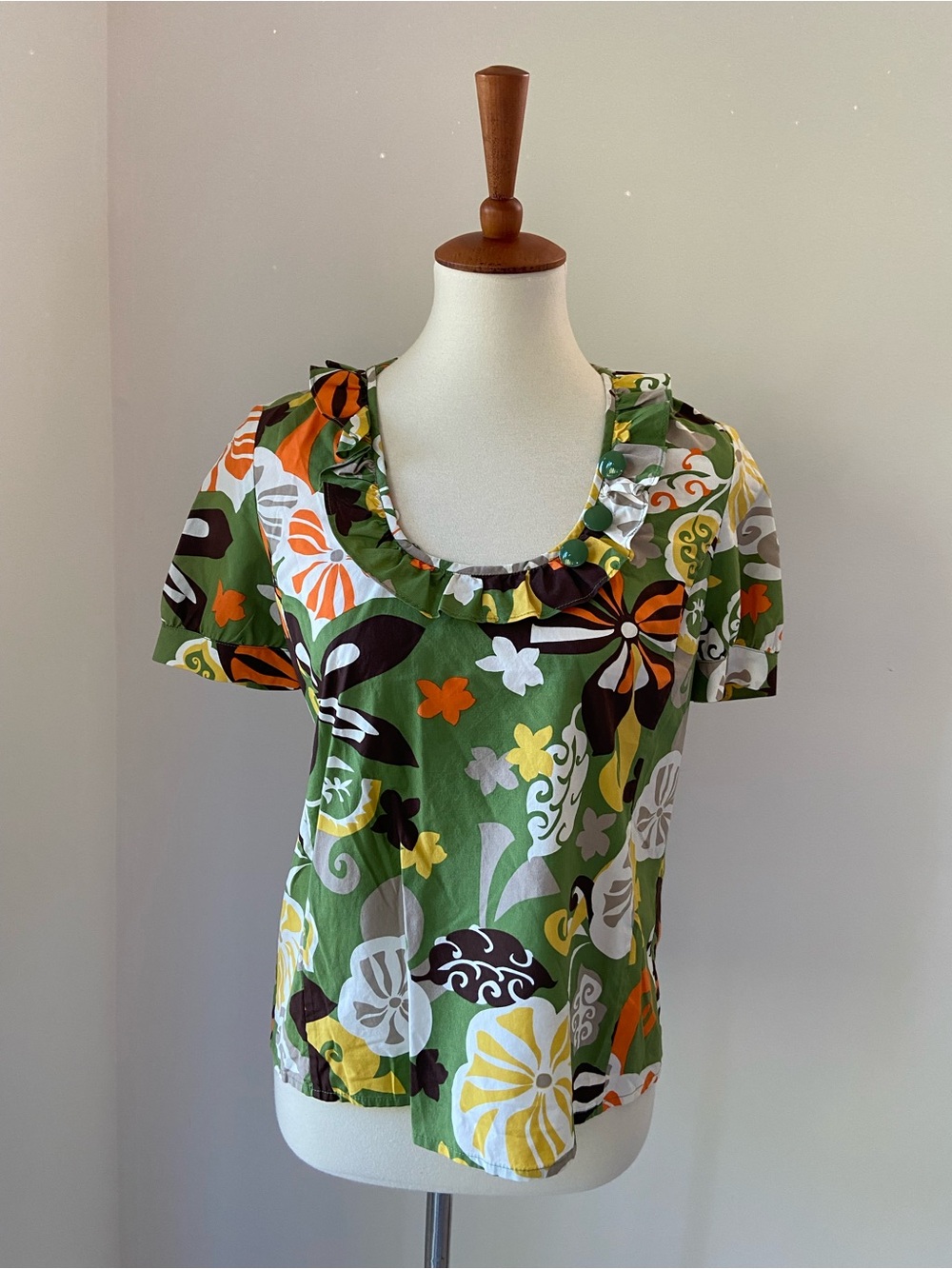 Vintage J Crew cotton Floral Ruffle Scoop Neck Top w/ green buttons